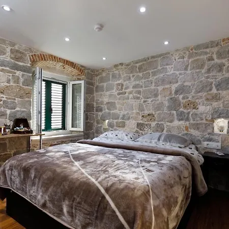 Luxury And Authentic In Old Town Πανσιόν